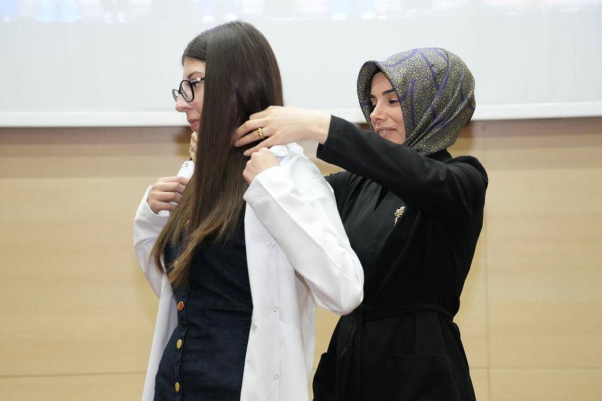 Eczacılık Fakültesinde öğrenciler beyaz önlük giymenin heyecanını yaşadı