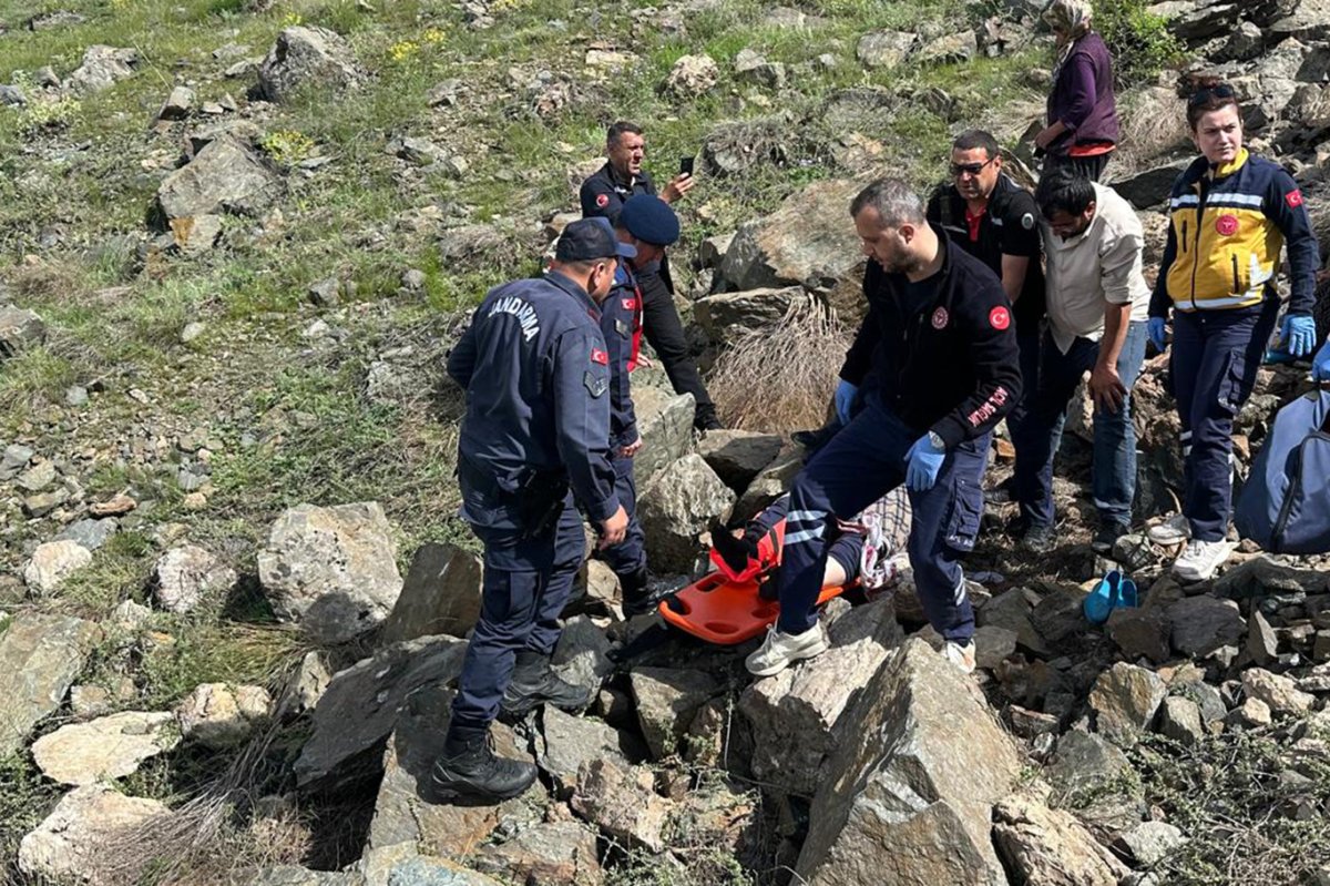 Malatya'da kayalıklardan düşerek mahsur kalan yaşlı kadın kurtarıldı
