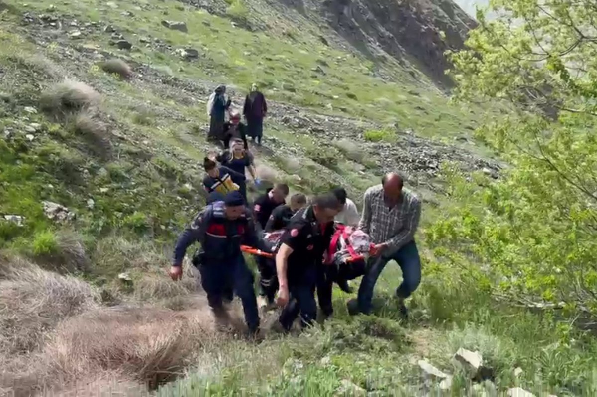 Malatya'da kayalıklardan düşerek mahsur kalan yaşlı kadın kurtarıldı