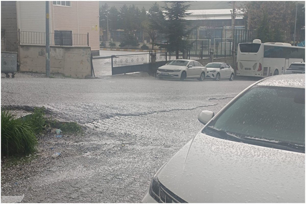 Fındık büyüklüğündeki dolu yağışı çiftçiyi tedirgin etti