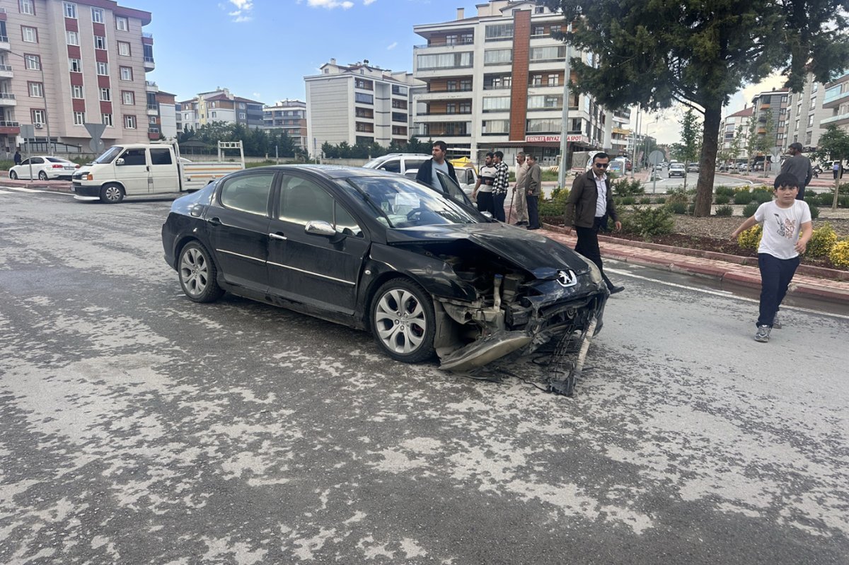 Konya'da sık sık kazaların yaşandığı kavşakta bir kaza daha: 3 yaralı