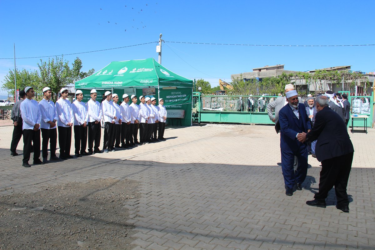 Diyarbakır'da 72 talebe icazetlerini aldı