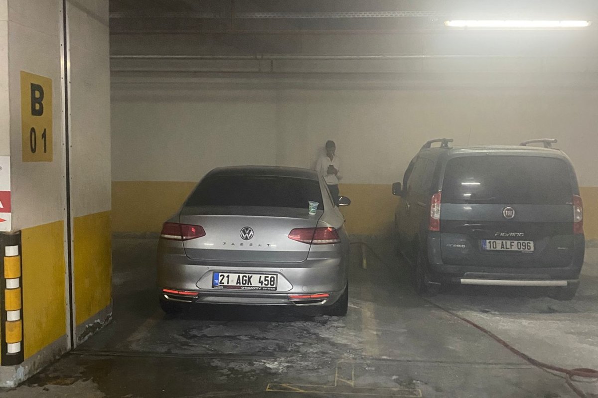 Batman'da AVM otoparkında araç yangını paniği