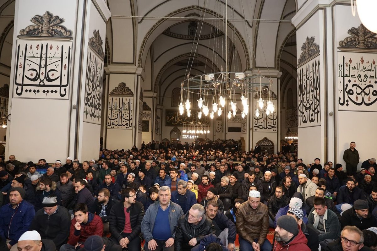 Camiler için kıyafet uyarısı: "Adabına uygun olmalı"