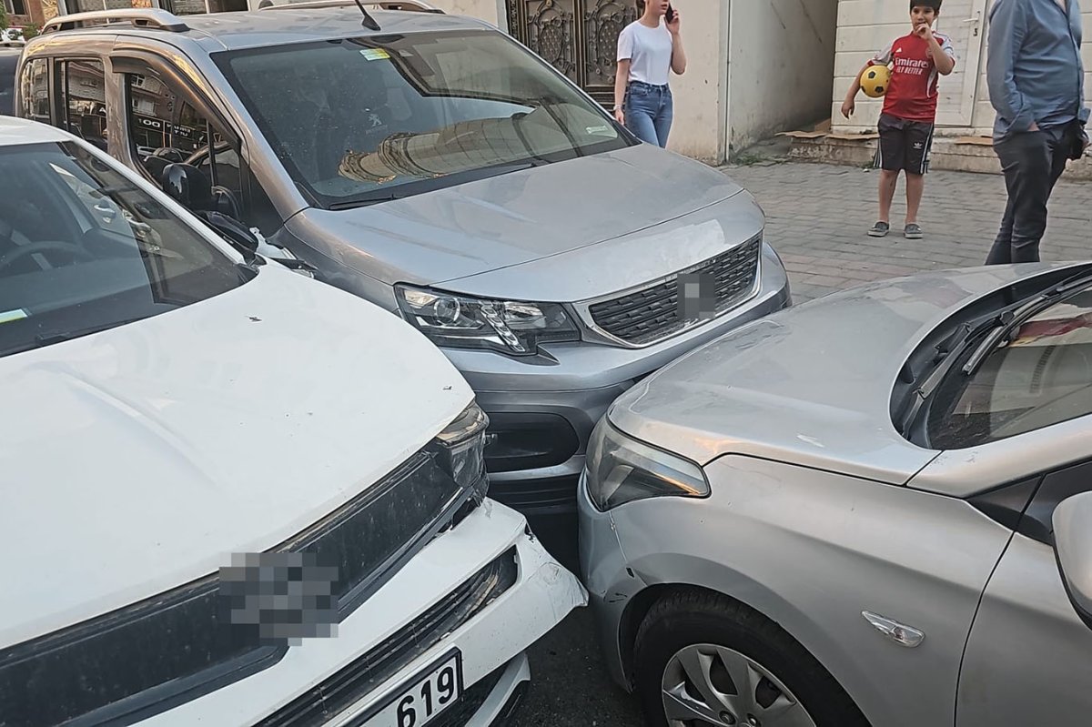 Batman'da kontrolden çıkan otomobil park halindeki 3 araca çarptı