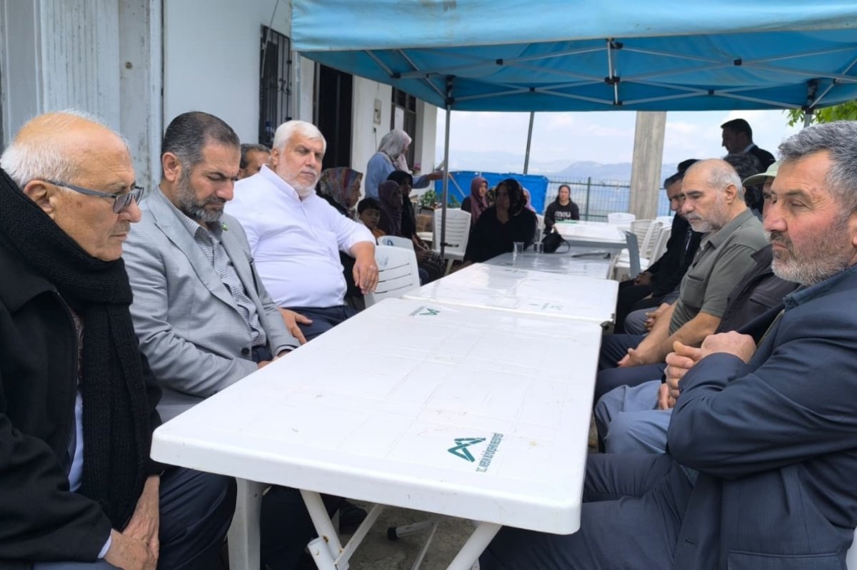 HÜDA PAR heyetinden Mersin'deki saldırıda hayatını kaybeden Özden'in ailesine taziye ziyareti