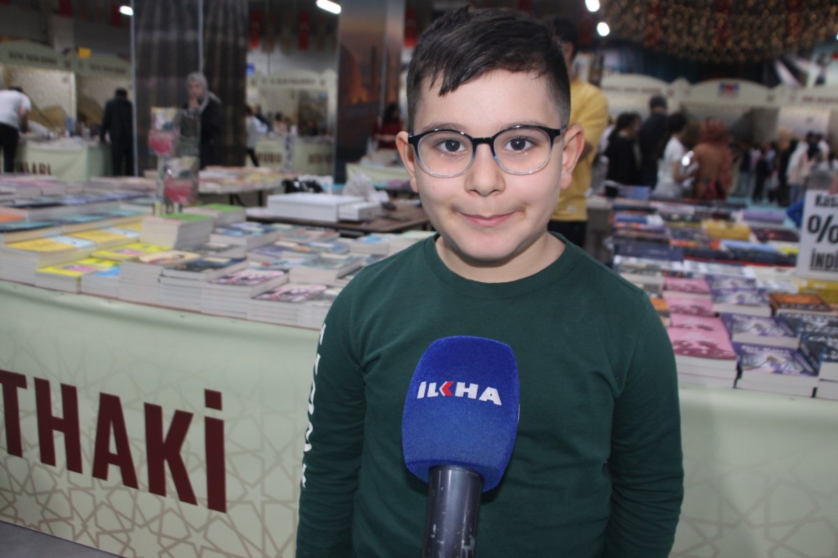 Kitap fuarına katılan çocuklar: Kitap okumak zihni geliştiriyor, ekran bağımlılığının önüne geçiyor