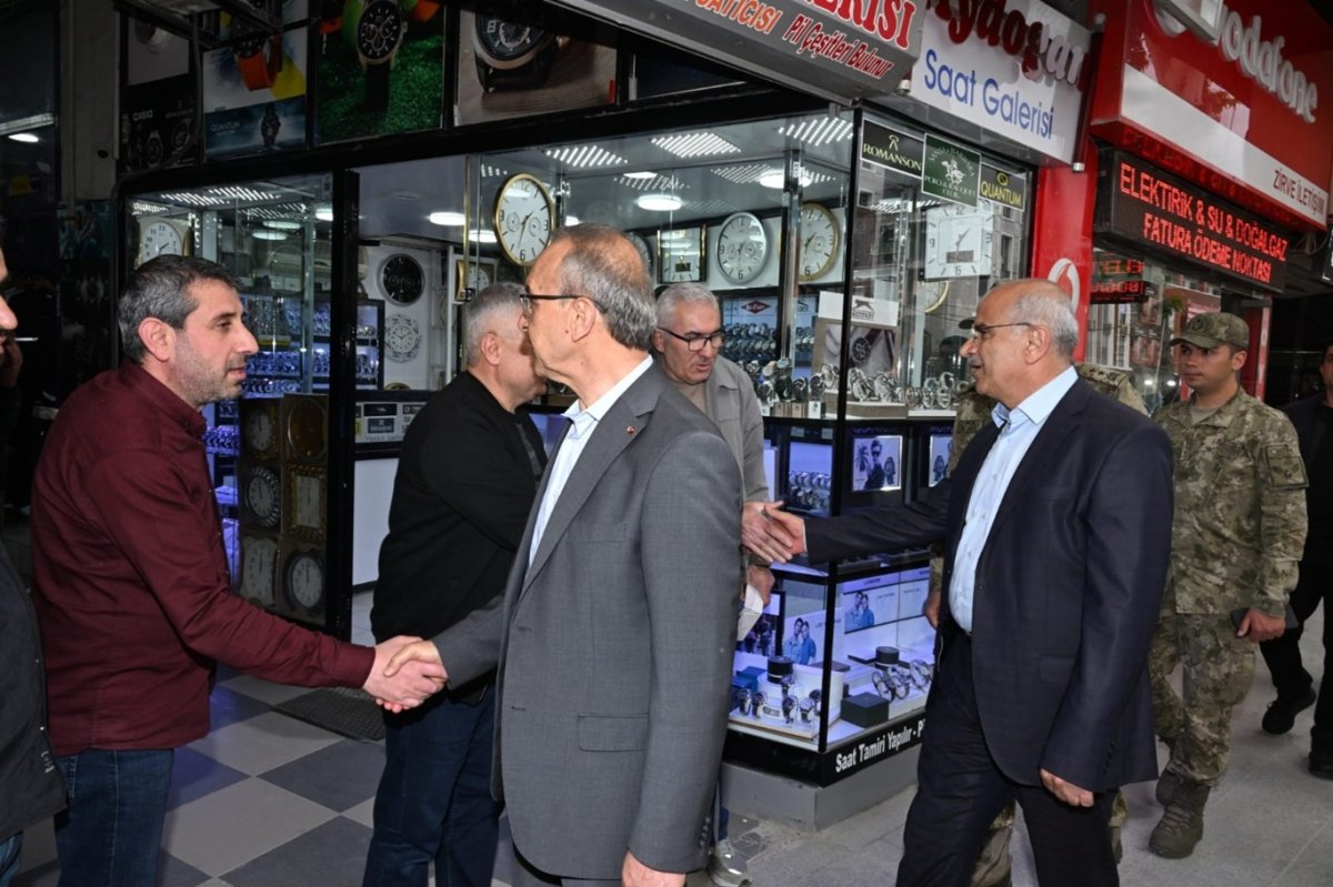 Malatya Büyükşehir Belediye Başkanı Er, deprem sonrası vatandaşlarla bir araya geldi