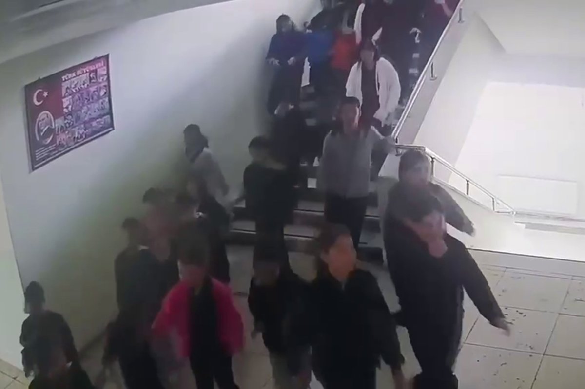Malatya'da deprem anında öğrenciler panikle sınıflardan çıktı