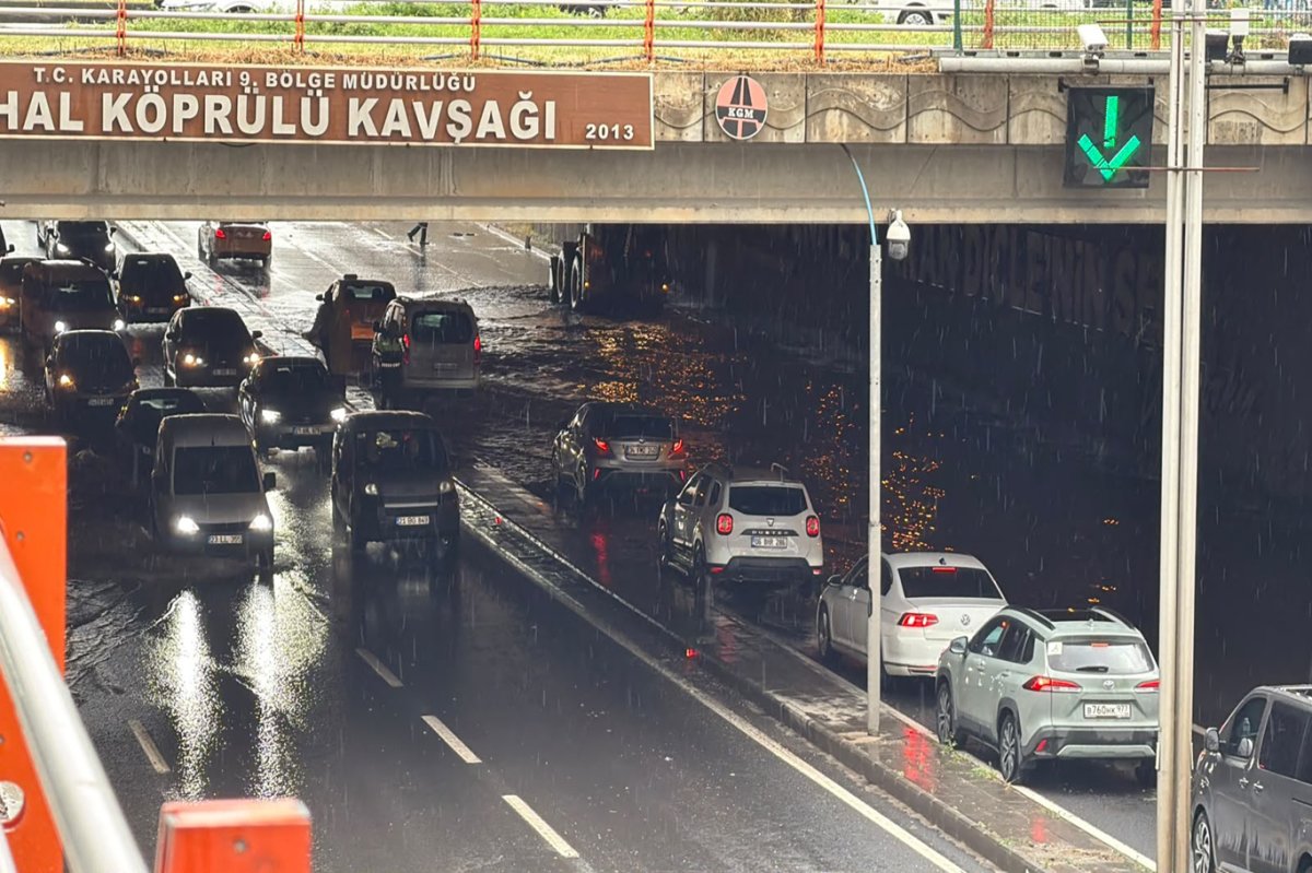 Diyarbakır’da ani yağış sonrası yollar göle döndü