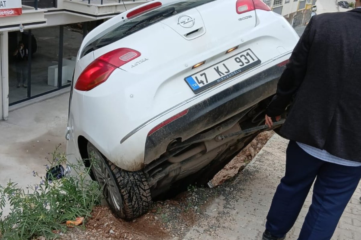 Mardin’de kontrolden çıkan otomobil uçurum kenarında asılı kaldı