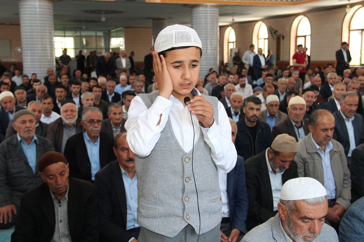 13 yaşındaki hafız ilk kez minbere çıktı, cemaate cuma namazı kıldırdı