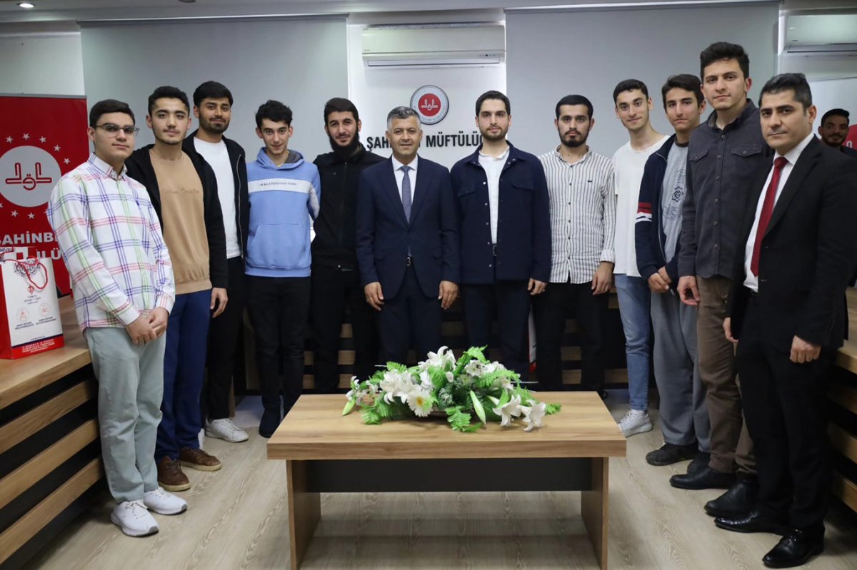 Gaziantep'te bilgi yarışmasına katılan geçlere umre ödülü