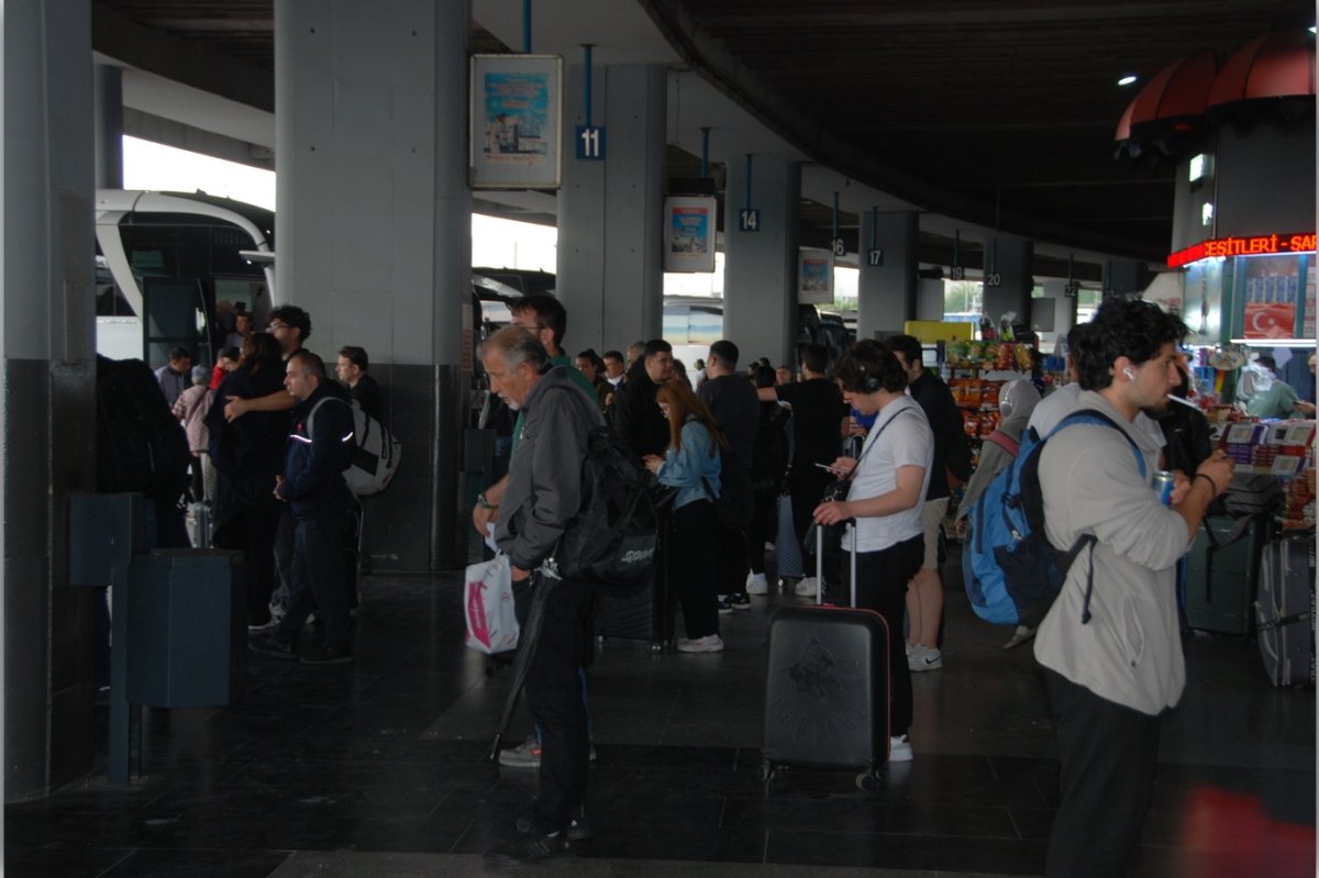 İzmir Otogarı’nda bayram yoğunluğu başladı