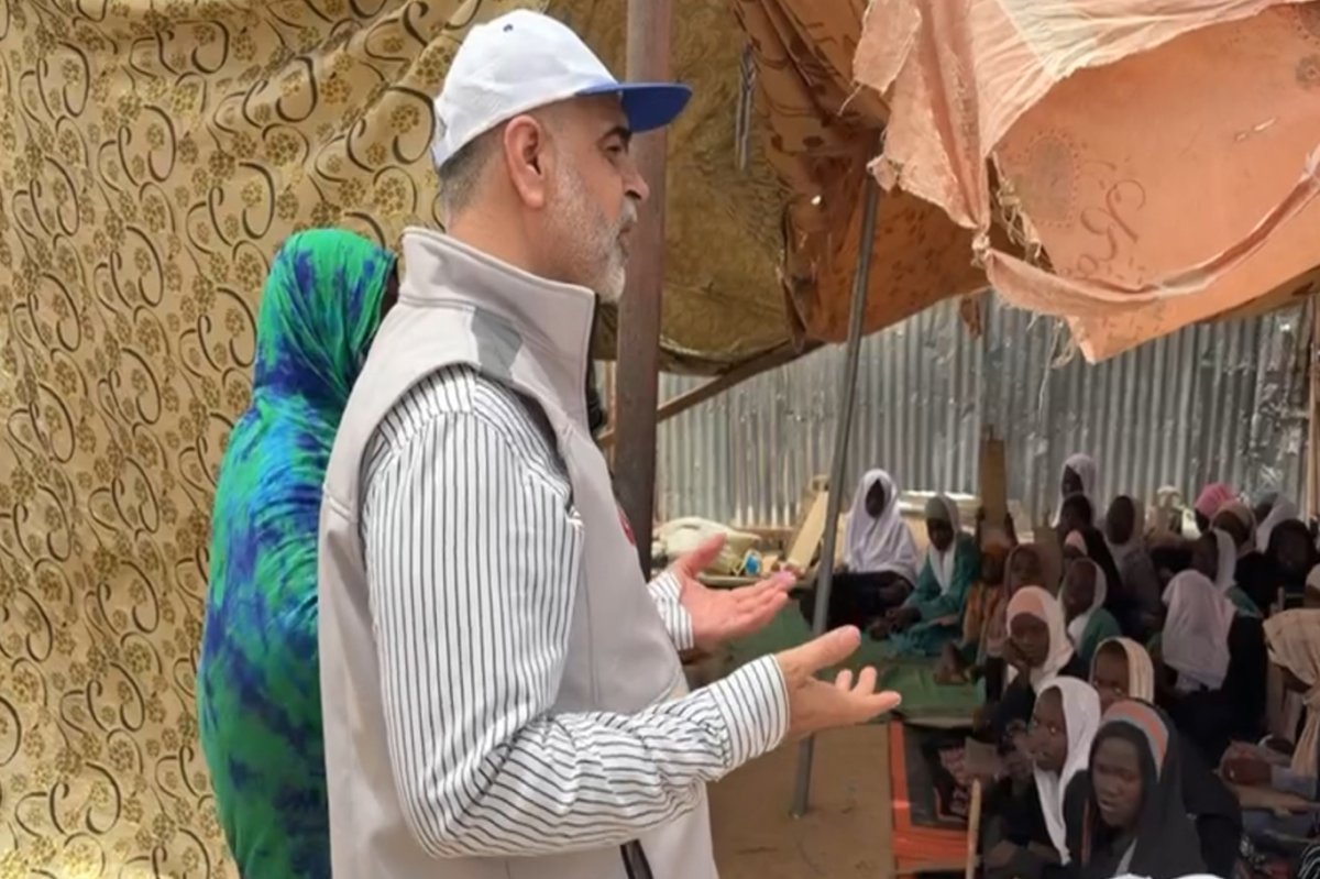Yetimler Vakfı Çad’da 400 medrese öğrencisine Kur’an-ı Kerim dağıttı