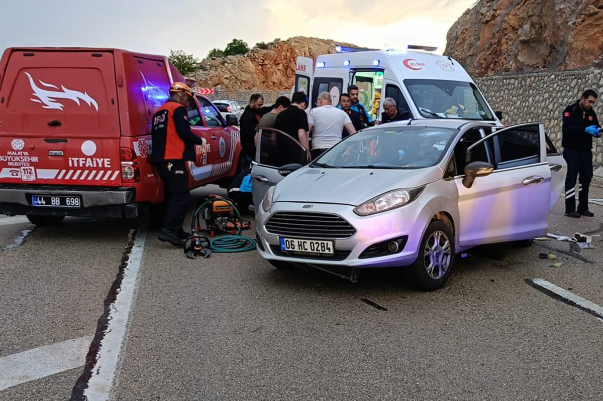 Malatya'da iki otomobil çarpıştı: 8 yaralı