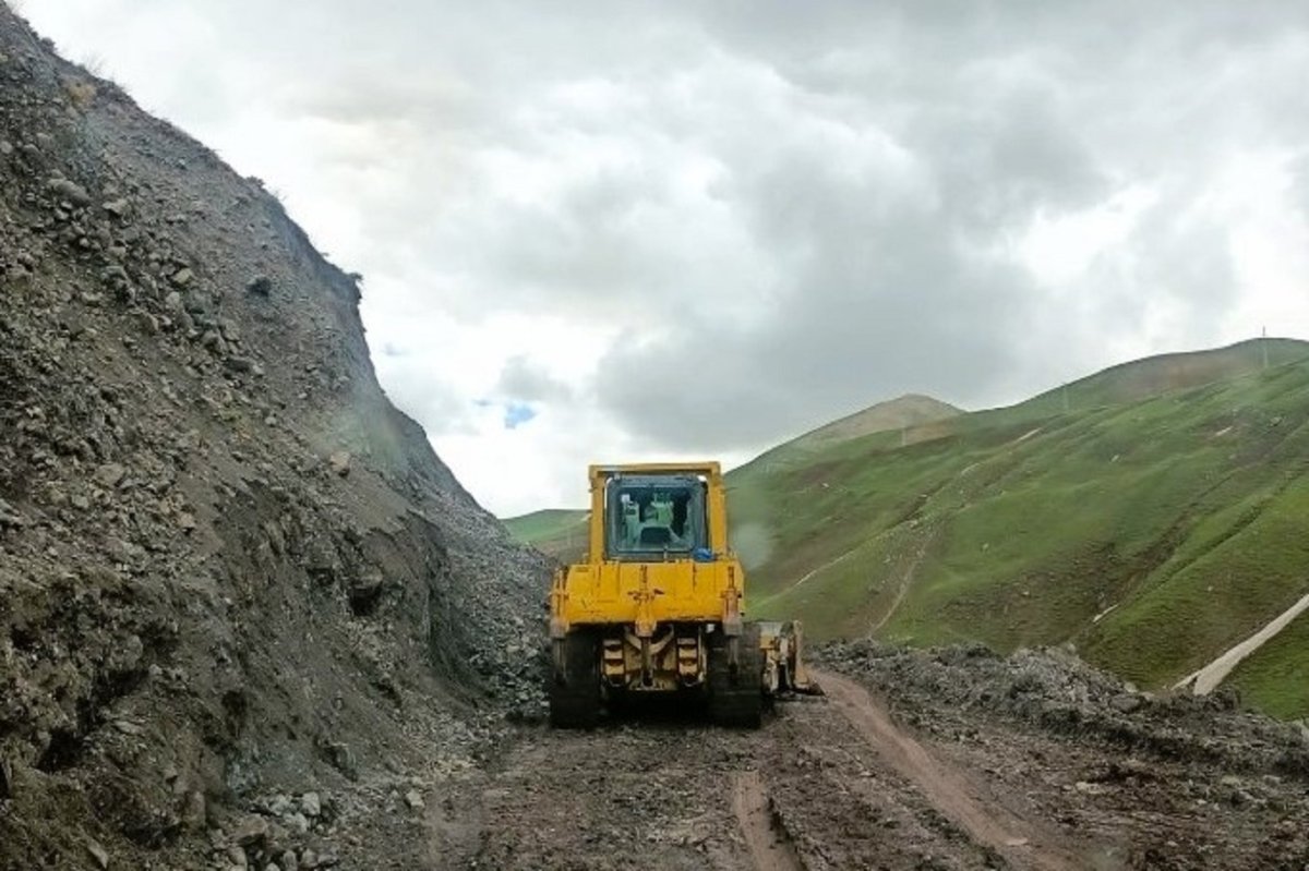 Diyadin’de meydana gelen heyelan ekipler tarafından temizlendi