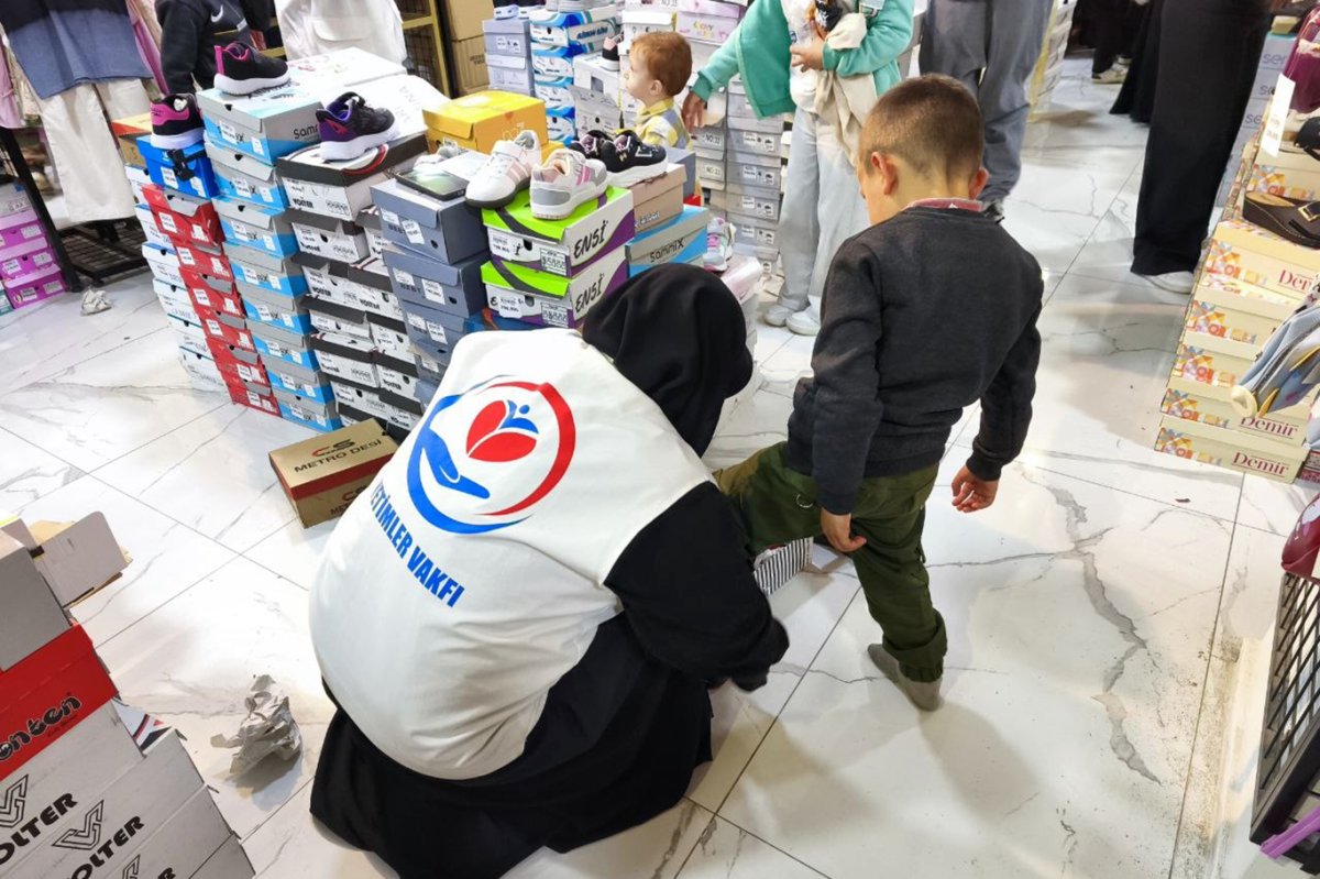 Yetimler Vakfı'ndan Van'da 300 yetim çocuğa bayramlık desteği