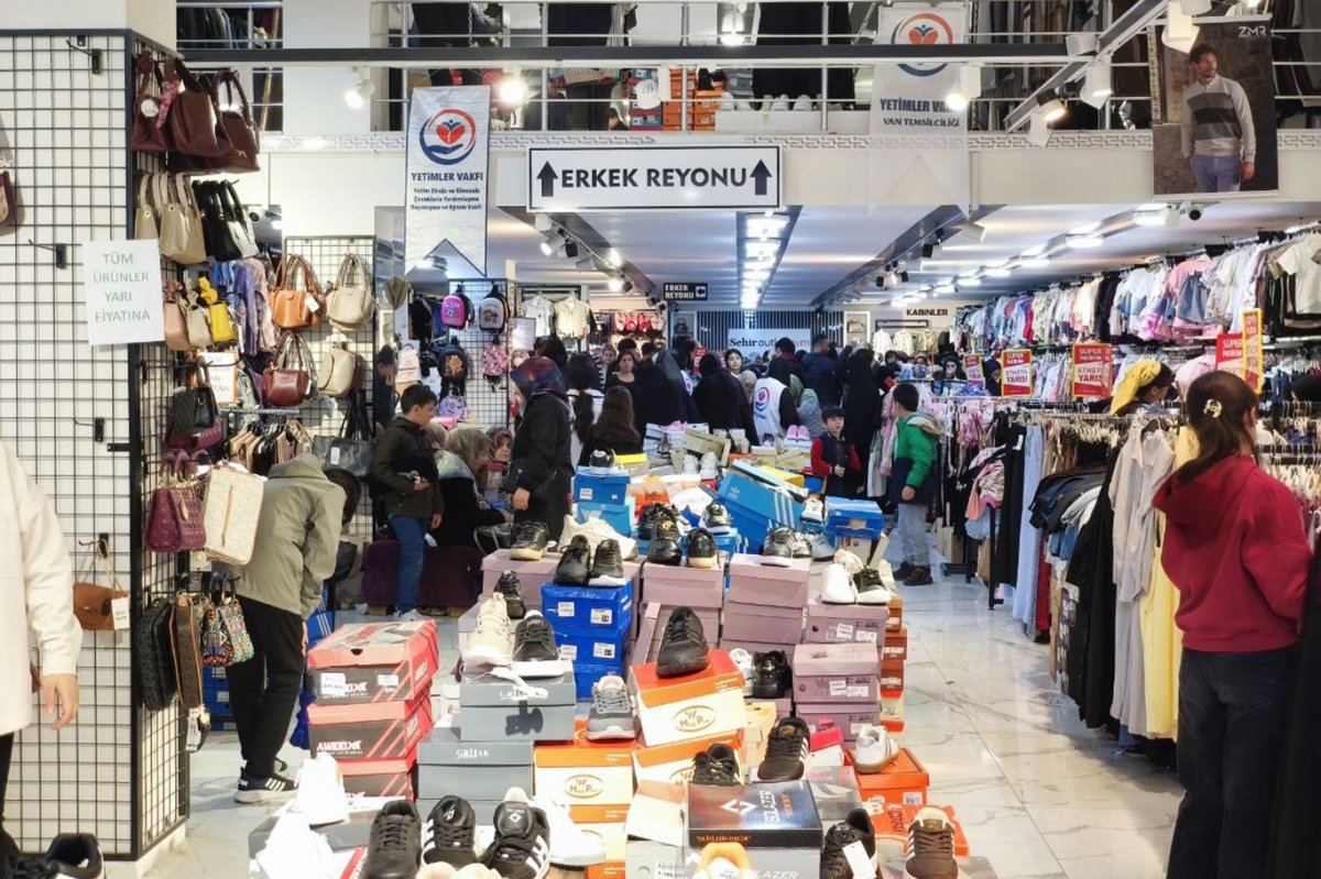 Yetimler Vakfı'ndan Van'da 300 yetim çocuğa bayramlık desteği
