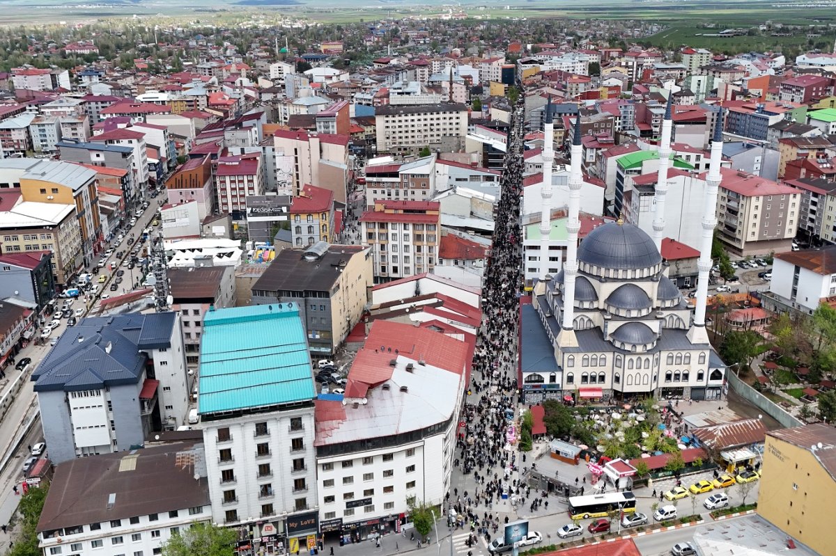 Ağrı'da çarşı pazar hareketli, cep yakıcı fiyatlar ve yağmur alışverişi etkiledi