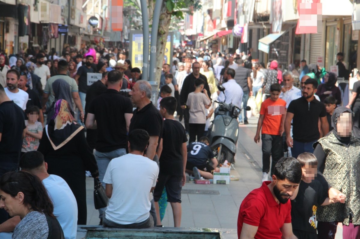 Çarşı ve pazarda bayram hareketliliği: Vatandaşlar uygun fiyatlı ürünleri tercih ediyor