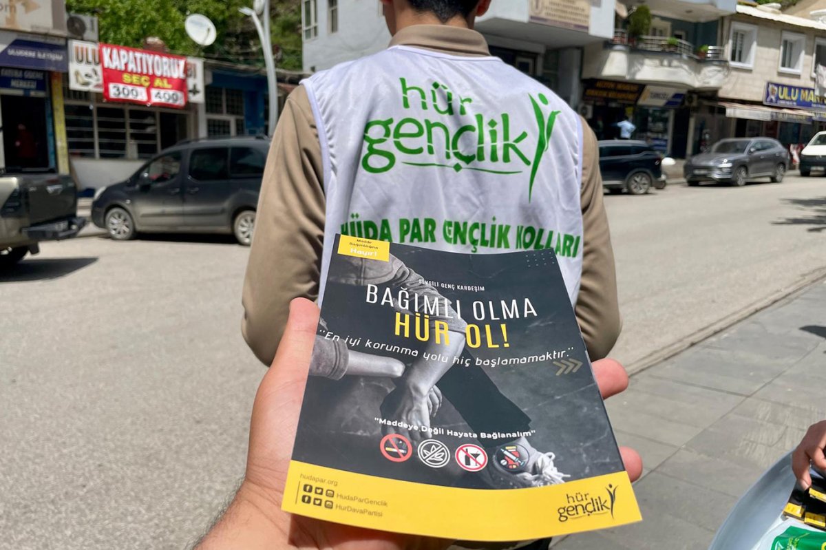 HÜDA PAR Şırnak İl Gençlik Kolları Uludere'de bağımlığa karşı stant açtı