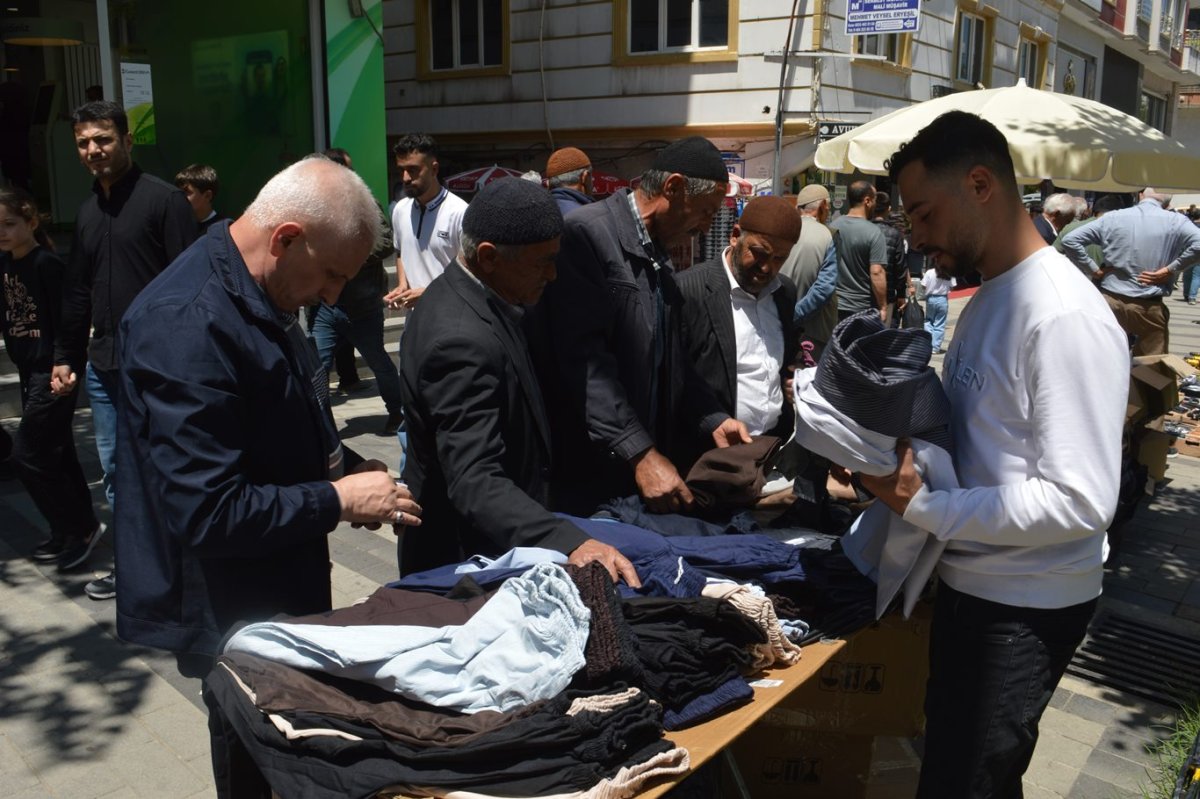 Siirt’te bayram alışverişi yoğunluğu: Vatandaş fiyatlardan, esnaf satışlardan şikâyetçi