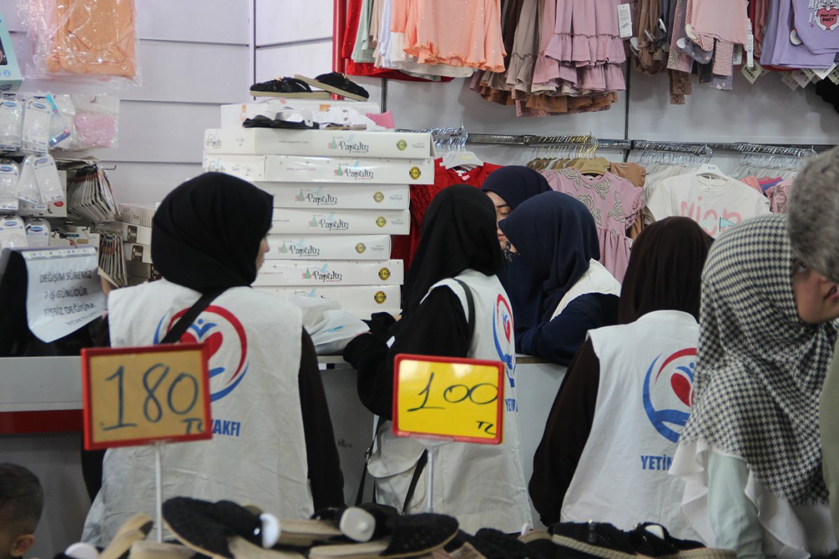 Yetimler Vakfı Kurban Bayramı öncesi Cizre'de onlarca yetimi giydirdi