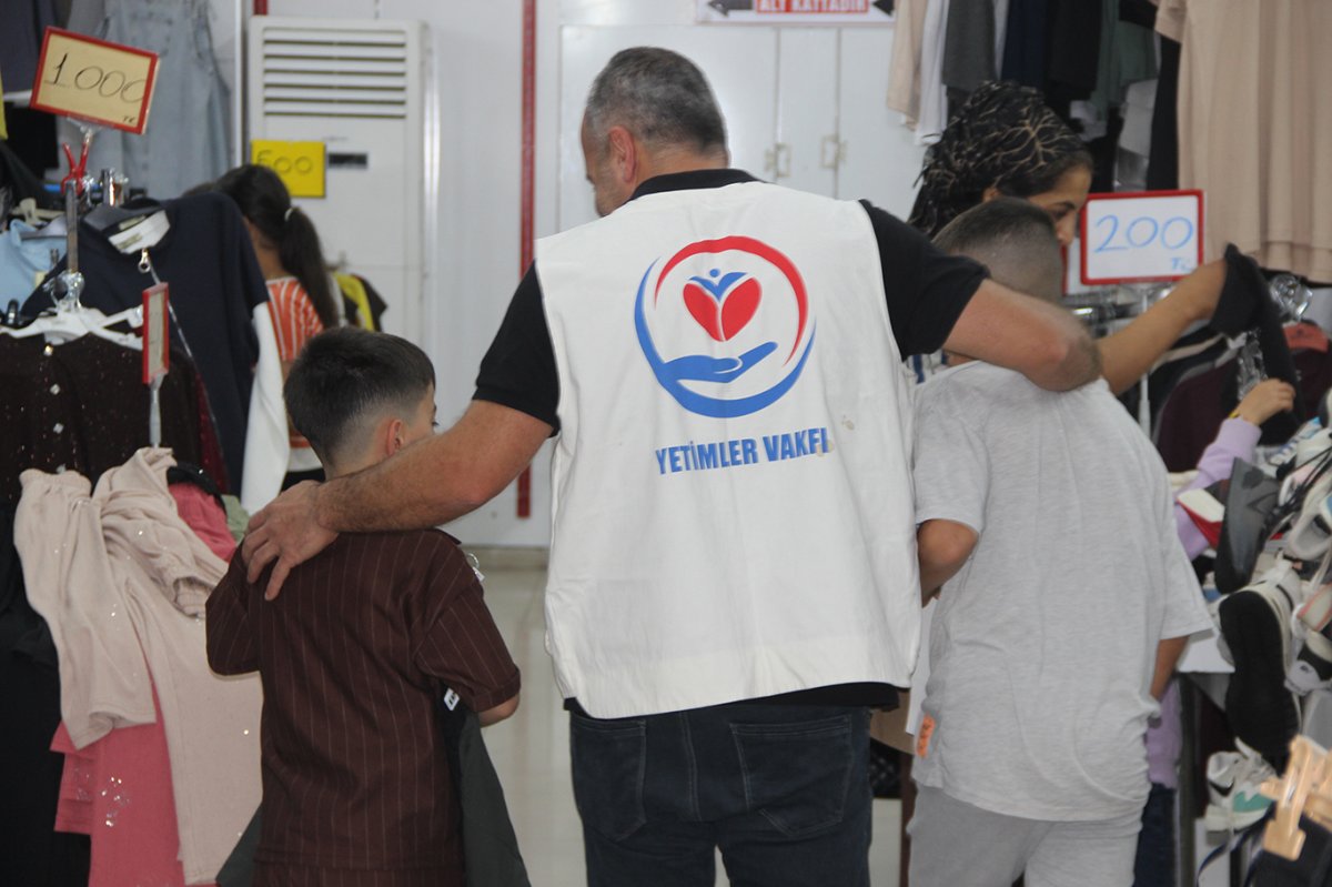Yetimler Vakfı Kurban Bayramı öncesi Cizre'de onlarca yetimi giydirdi