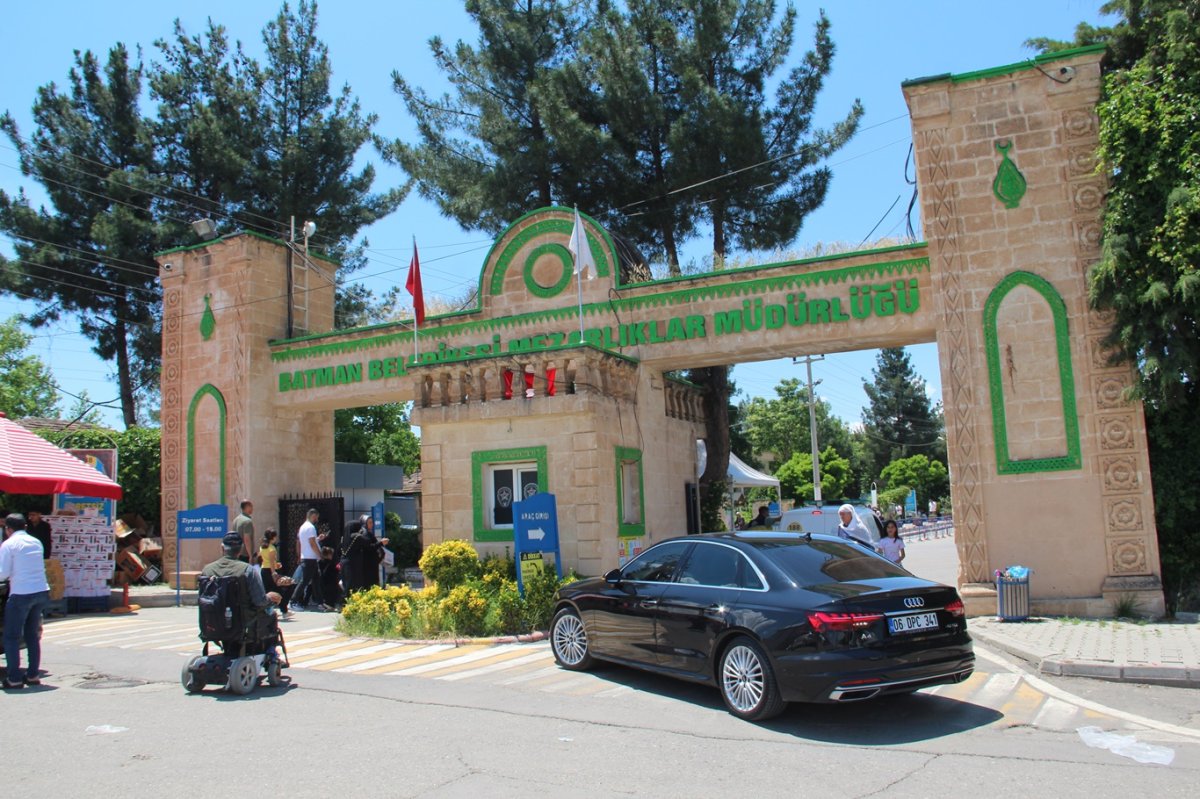 Bayram öncesi mezarlıklarda hüzün ve dua bir arada