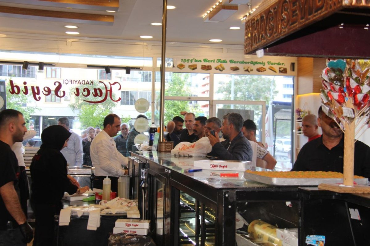 Diyarbakır’da bayram arifesinde tatlıcılarda uzun kuyruklar oluştu
