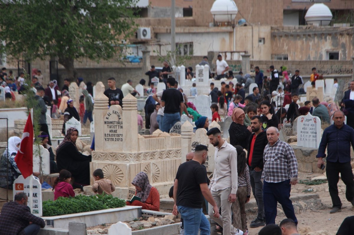Mardin'de arife günü mezarlıklarda ziyaretçi yoğunluğu