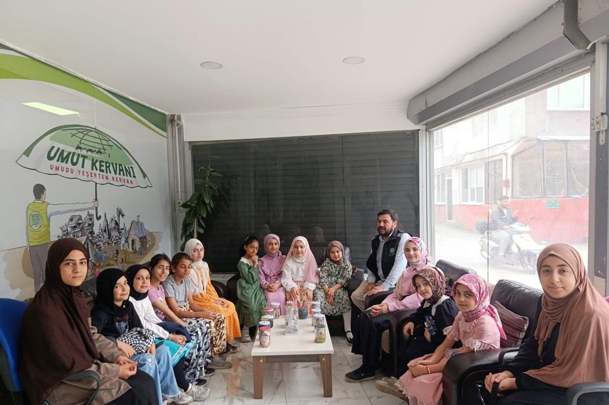 Minik yürekler biriktirdikleri bayram harçlıklarını Gazze'ye bağışladılar