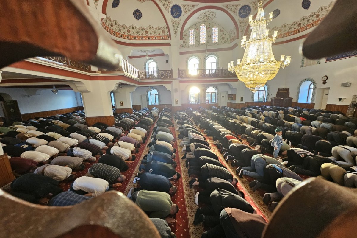 Bursa'da vatandaşlar Kurban Bayramı namazı için camilere akın etti