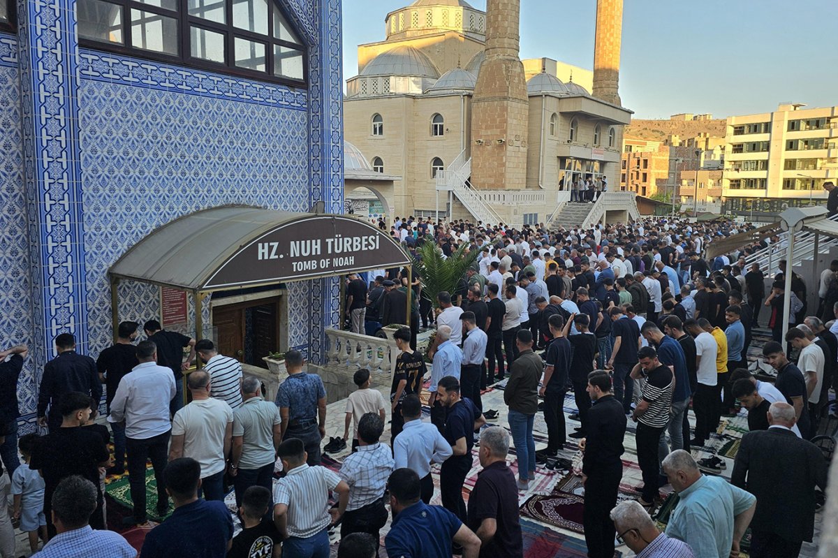 Cizreliler bayram sabahında camileri doldurdu