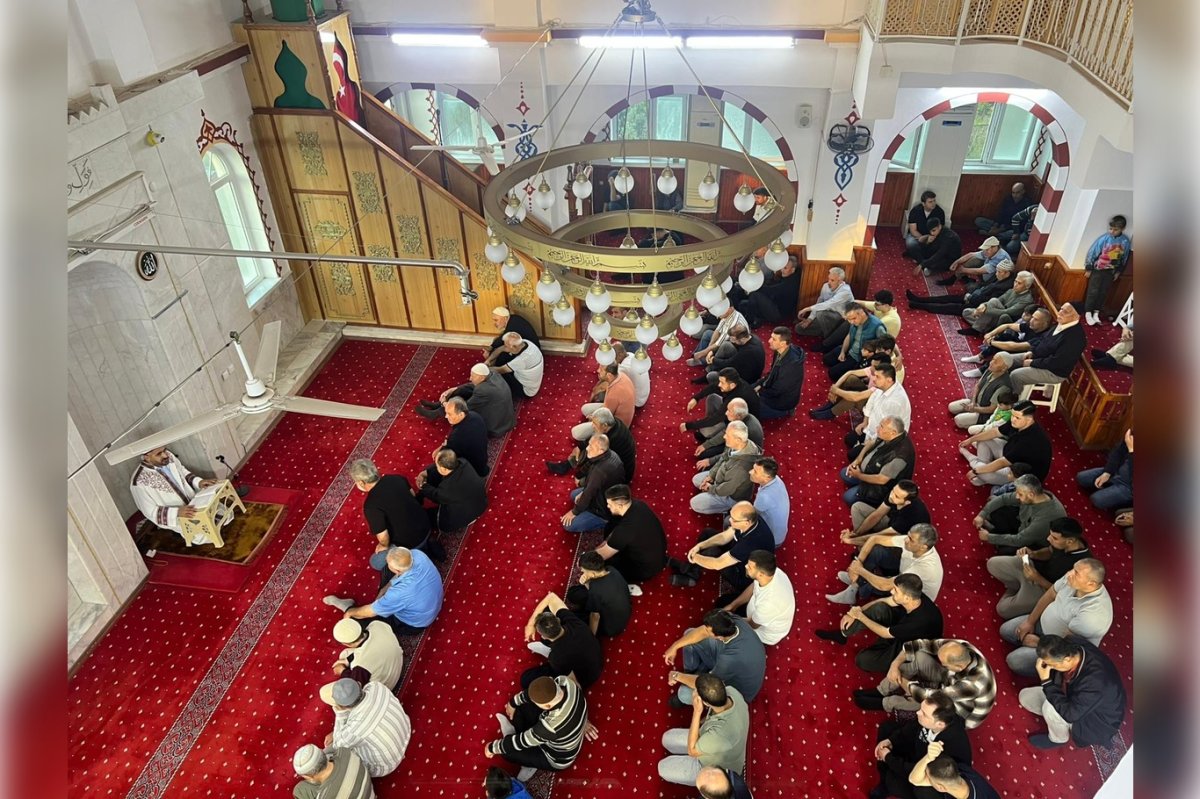 İzmir’de vatandaşlar bayram namazında buluştu
