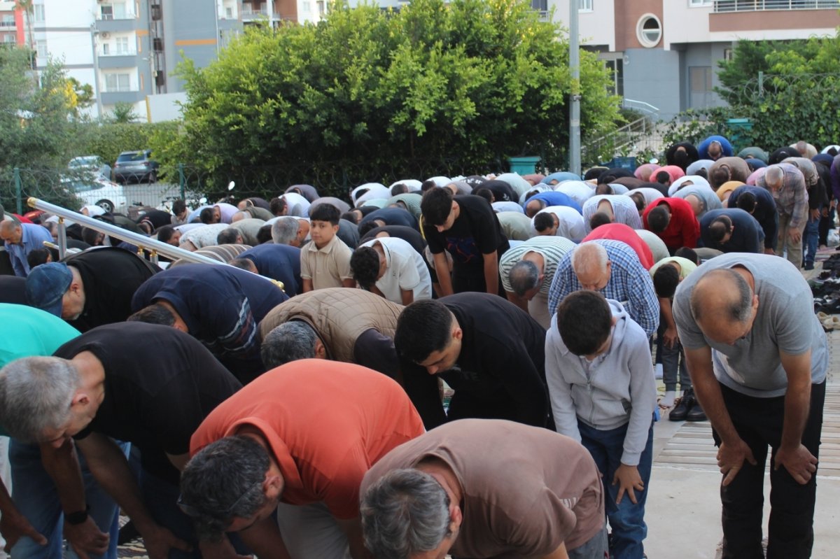 Mersin'de Kurban Bayramı coşkusu: Camiler dolup taştı