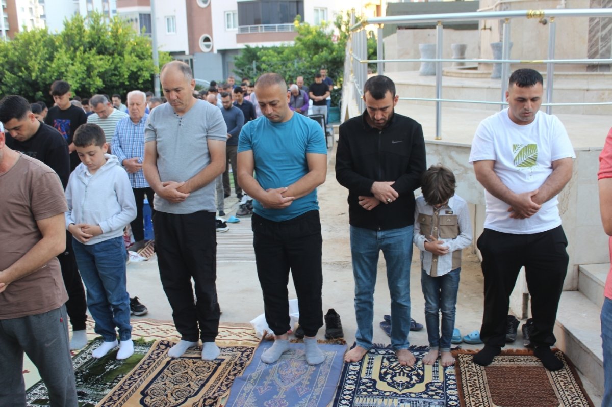 Mersin'de Kurban Bayramı coşkusu: Camiler dolup taştı