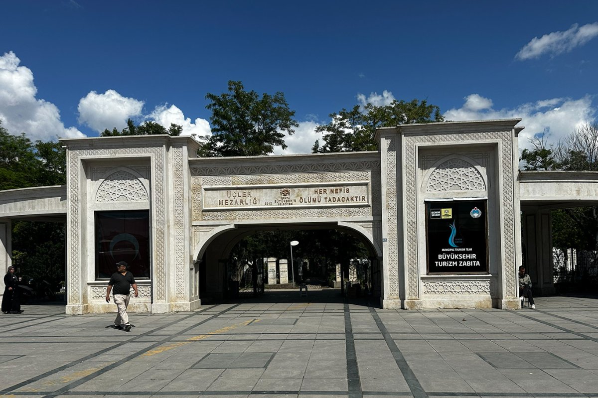 Vatandaşlar bayramda mezarlıkları ziyaret etti