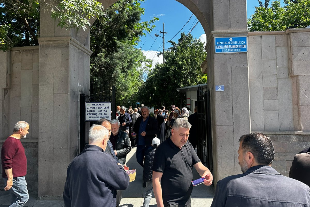Vatandaşlar bayramda mezarlıkları ziyaret etti