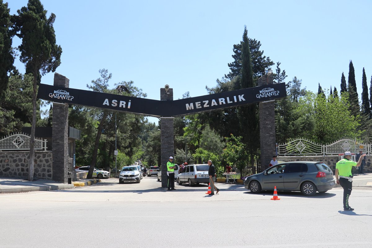 Bayramda kabir ziyaretleri sürüyor