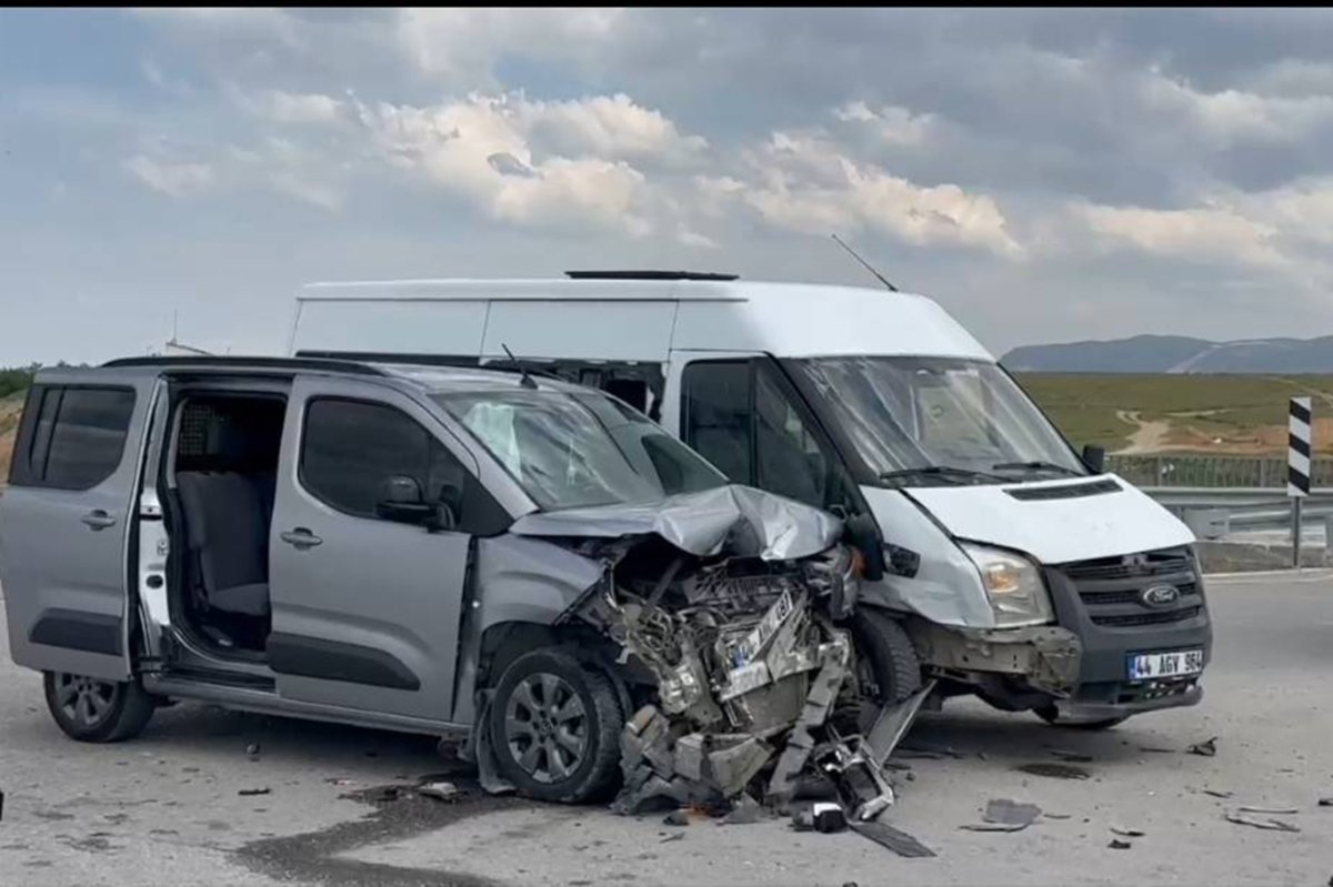 Malatya'da minibüs ile hafif ticari araç çarpıştı: 8 yaralı