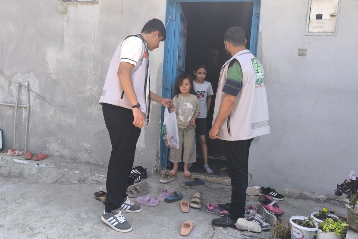 Tarsus Umut Kervanı'ndan muhtaç ailelere kurban eti yardımı