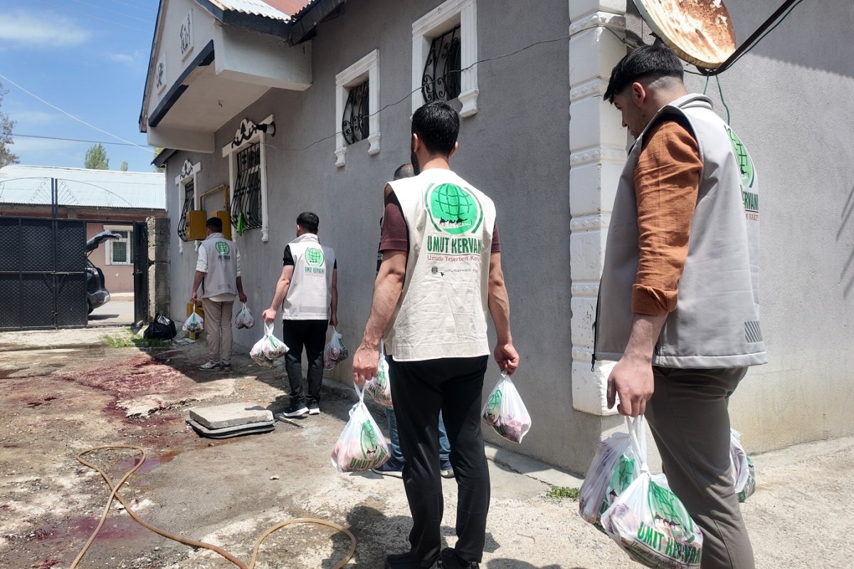 Umut Kervanı Ağrı'da yüzlerce aileye kurban eti ulaştırdı