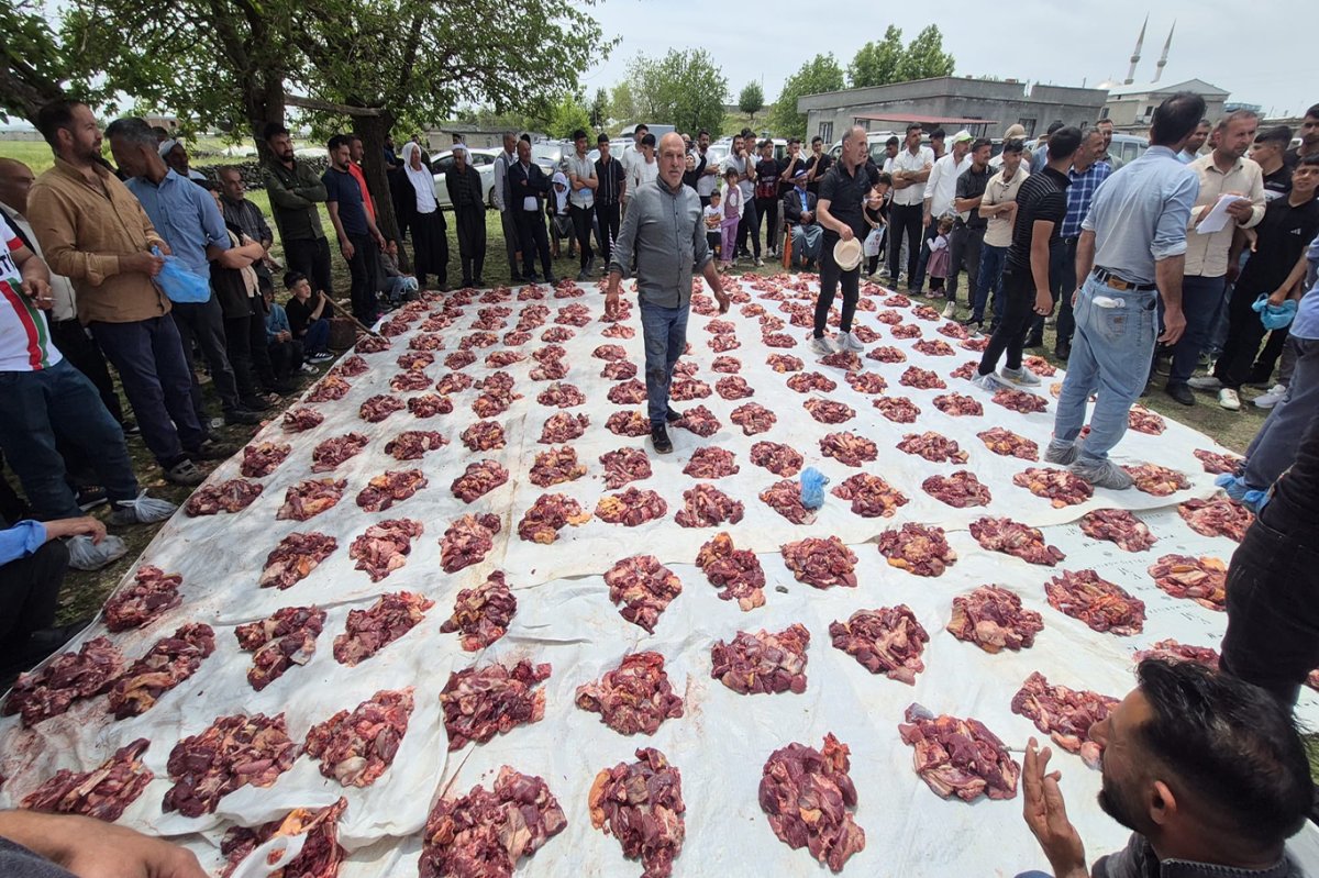 Diyarbakır’da örnek dayanışma geleneği: Kurban etleri mahalledeki tüm hanelere ulaştırılıyor