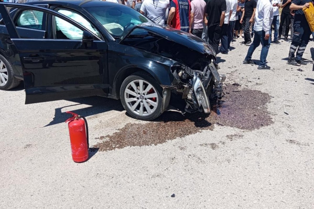 Mardin’de iki otomobil çarpıştı: 3 kişi yaralandı