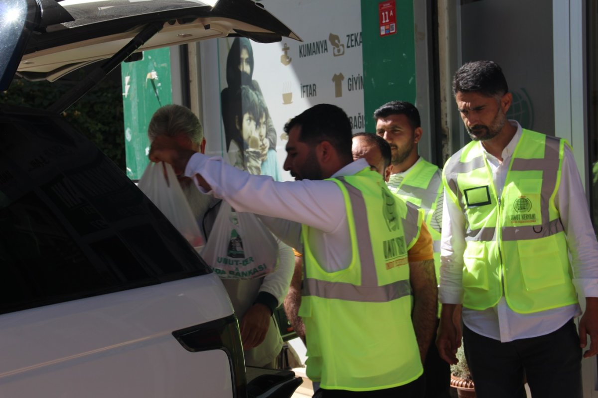 Umut Kervanı Batman'da binlerce aileye kurban eti ulaştırdı