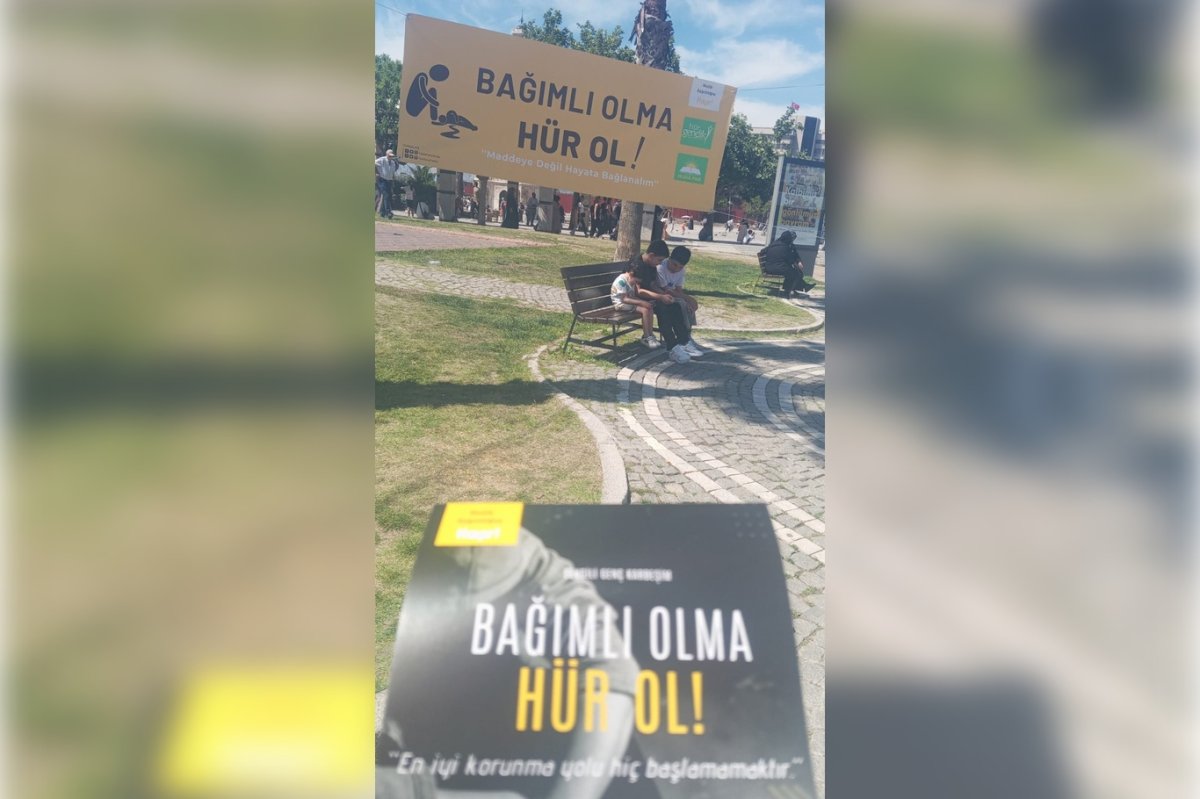 HÜDA PAR İzmir Gençlik Kolları'ndan madde bağımlılığına karşı farkındalık standı
