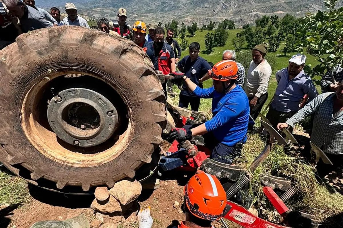 Siirt'te devrilen traktörün altında kalan sürücü yaralandı