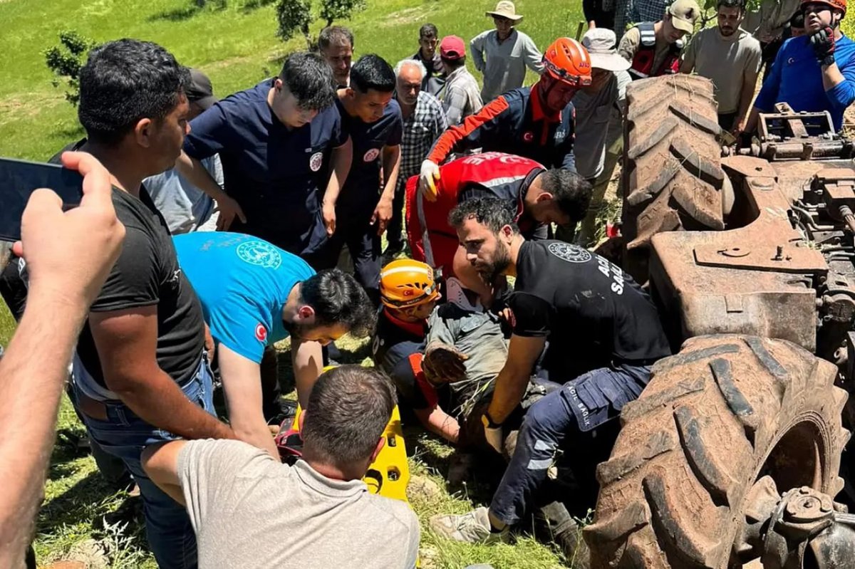 Siirt'te devrilen traktörün altında kalan sürücü yaralandı